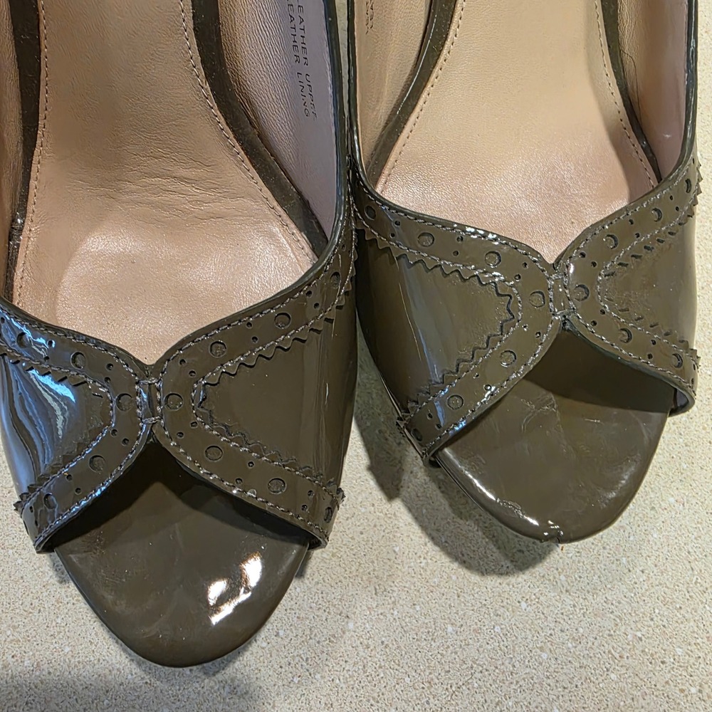 Via Spiga Platform Pumps‎ 8.5M Olive Taupe Green Patent Leather Peep Toe Heels